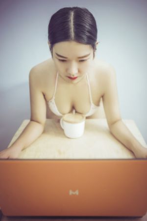 免费观看的AV毛片的网站_720全集免费观看